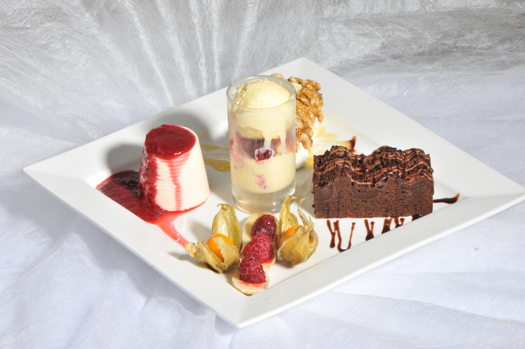 Dessertteller mit Panna Cotta und Brownie