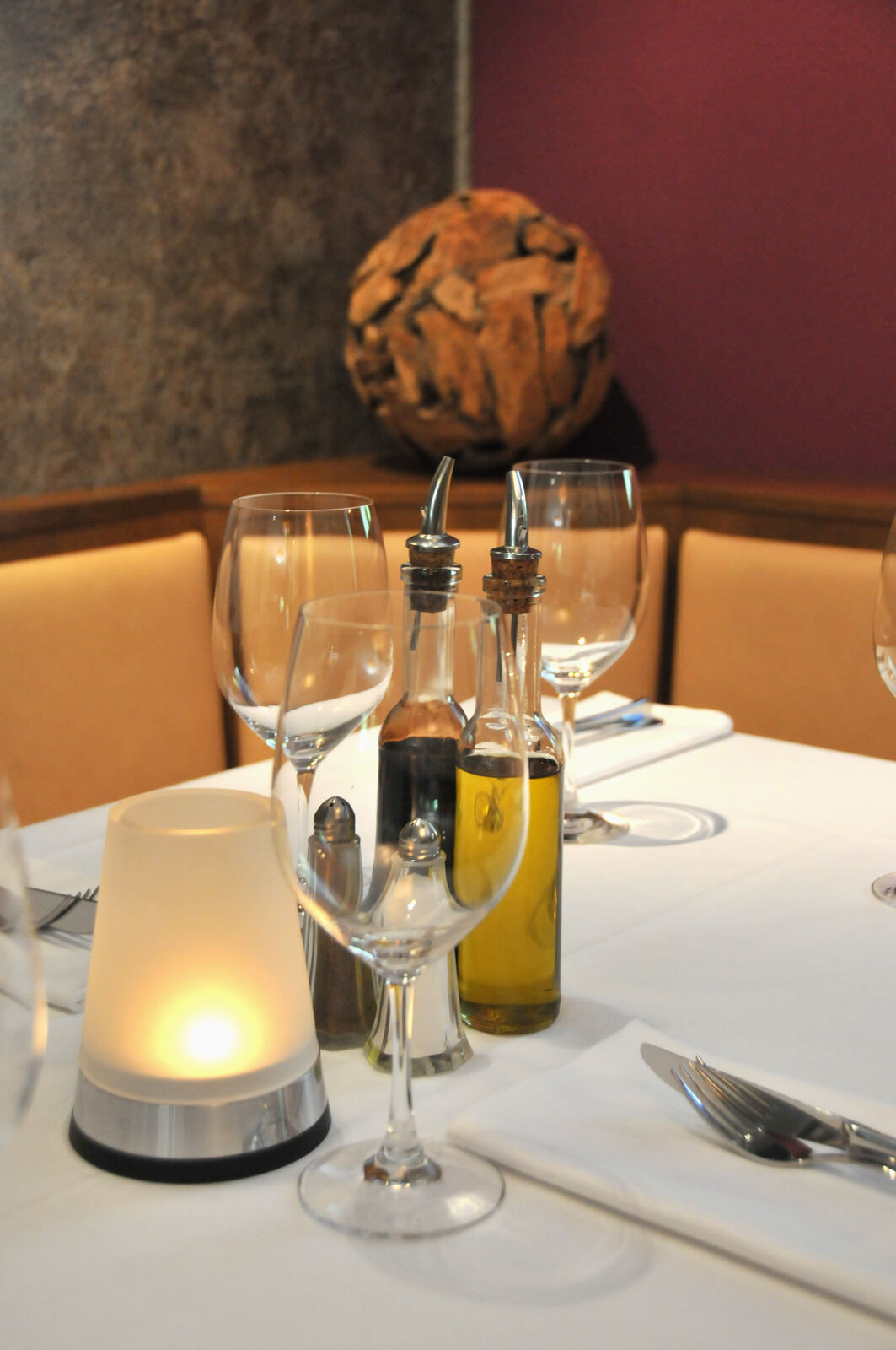 Gedeckter Tisch mit Windlicht im Restaurant Bienenheim
